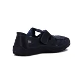 Zapato guillermina casual color negro, con capellada calada con diseño de flores y ajuste con velcro.