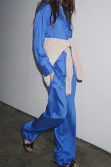 Pantalón de lyocell color azul con rayas verticales, tiro medio, cintura elástica ajustable con cordones y pierna ancha.