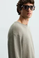 Jersey color verde claro de punto tejido en hilatura ligera de lino, corte relaxed fit, cuello redondo y manga larga con terminaciones en rib.