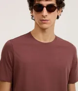 Remera slim de manga corta color salmón, de punto medio, sin estampado y cuello redondo.