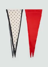 Pañuelo de poliéster con acabado satinado. Pack de dos pañuelos triangulares, uno color rojo liso y otro color crema con lunares negros y borde negro.
