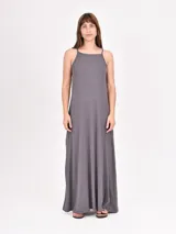 Vestido largo gris de breteles finos y corte recto.