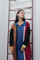 Vestido midi de punto con cuello polo y diseño de bloques de color en tonos azul, marrón, negro y rojo.