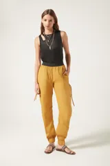 Pantalón jogger negro de nylon con elástico ancho en la cintura, puños elásticos ajustables y lazos laterales para fruncir.