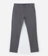 Pantalón de vestir color marrón, de corte recto, con bolsillos laterales y traseros. Se ajusta a la cintura con cinturón de cuero marrón.