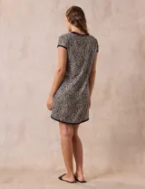 Camisón corto de tejido suave estampado con diseño animal print, marca René Rofé. Tiene escote redondo con aplique de moña y mangas cortas con ribete negro.