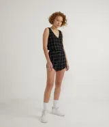 Mono corto negro con estampado de cuadrillé blanco, escote en V y tirantes anchos.