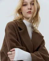 Aros colgantes de bronce con forma irregular.