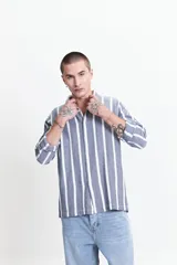 Camisa de manga larga color gris oscuro con textura a rayas, estilo rústico y fit regular.