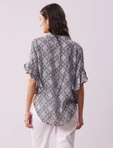 Blusa de gasa estampada marca Ruby Rd, con cuello a la base, abertura central con botones y manga amplia con volados.