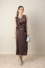 Vestido italiano marrón chocolate, de corte recto con lazo lateral.