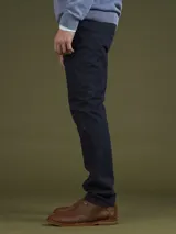 Pantalón negro de corte recto.