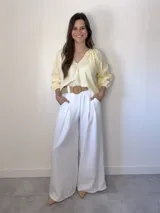 Pantalón italiano tipo wide leg, confeccionado en tela liviana y fresca, color beige. Viene con bolsillos laterales, elástico en la cintura para mayor comodidad y cinto de yute elastizado incluido.