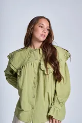 Camisa verde claro con doble cuello Claudine con volado y puños Oxford.