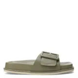 Sandalias negras con hebilla cuadrada grande en la tira superior y suela gruesa.