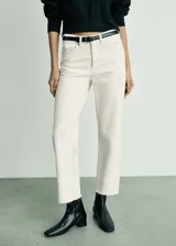 Pantalón de jean color crudo, de corte recto, tiro medio y largo cropped. Presenta cinco bolsillos, trabillas para cinturón y bajo desflecado.