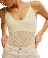 Body blanco de encaje con escote en V y tirantes finos ajustables. Presenta diseño transparente en la zona del torso y detalle de busto con base.