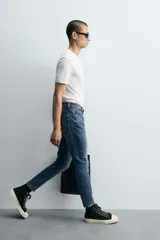 Pantalón de jean color beige, corte skinny, tiro medio, largo cropped y cinco bolsillos.
