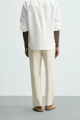 Pantalón azul marino de corte recto, con cintura elástica ajustable con cordón, bolsillos laterales y traseros.