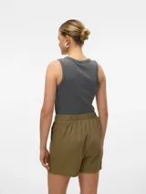 Musculosa gris de algodón con cuello redondo y corte ajustado.