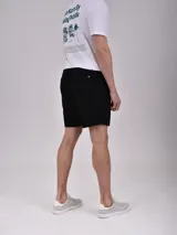 Bermuda color beige con cintura elastizada y cordón ajustable.