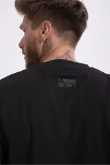 Remera verde claro de manga corta con cuello redondo y logo estampado en el pecho.