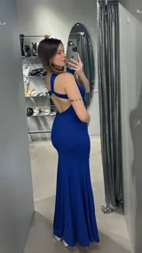 Vestido largo azul eléctrico de fiesta, con un solo hombro y abertura en la pierna.