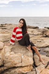 Sweater tejido a rayas horizontales azul marino y blanco, con cuello redondo en crochet, mangas caídas y largo a la cadera.