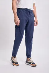 Pantalón deportivo cargo jogger azul marino con bolsillos laterales y tobillos ajustados.