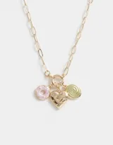 Collar corto dorado con cadena de eslabones y dijes colgantes de corazón dorado con incrustaciones de strass y esmalte verde, dona rosa con esmalte rosa y espiral verde con esmalte verde.