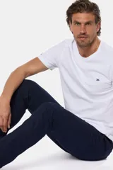 Pantalón de lino color beige, de corte recto y cintura elastizada.