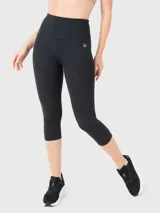 Calza capri deportiva negra de tiro alto con logo estampado en la cintura.