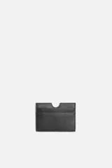 Tarjetero negro de cuero con cinco ranuras para tarjetas y logo grabado en el frente.