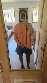 Remera blanca de corte amplio y mangas largas.