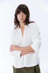Camisa manga larga color crudo, de corte clásico y estilo laboral.