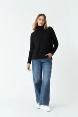 Sweater negro de punto con cuello alto y mangas largas.