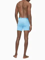 Pack de tres bóxer de microfibra stretch en tonos azul marino, celeste y azul. Todos tienen cintura elástica con el logo de Calvin Klein.