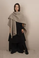 Ruana marrón con terminación de crochet hecho a mano, confeccionada en lana fina sin teñir. Diseño exclusivo de Don Baez, hecha 100% en Uruguay.