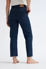 Pantalón de jean azul oscuro, de corte recto y tiro alto.