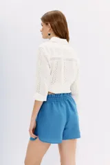 Short de calce relajado color azul, con cintura elastizada y cordón de ajuste, tajos laterales y bolsillos laterales.
