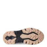 Championes acordonados color beige con suela blanca y detalles en negro.