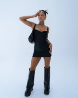 Vestido corto negro de microfibra, al cuerpo con breteles elásticos regulables.