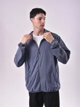 Campera gris oscuro con capucha y cierre frontal.