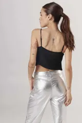 Pantalón de lino color dorado con acabado metalizado, corte recto y tiro alto.