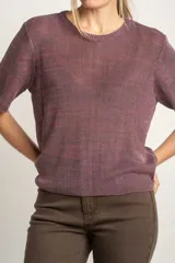 Top tejido color berenjena con textura acanalada, de poliéster y corte al cuerpo.