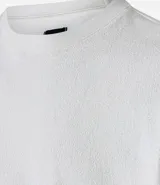 Remera negra de corte boxy, cuello redondo y manga corta. Confeccionada en algodón texturizado. Colección Otoño/Invierno 2025.