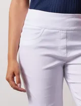 Bermuda blanca de gabardina elastizada, marca Ruby Rd. con pretina ancha elastizada, bolsillos delanteros simulados y bolsillos traseros aplicados.