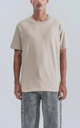 Remera de manga corta y cuello redondo, color beige claro, con calce regular y recorte en la espalda.