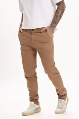 Pantalón chino color marrón claro, de corte recto y tiro medio.