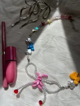 Collar corto con cuentas de perlas sintéticas y dijes de conejitos y flores de colores.